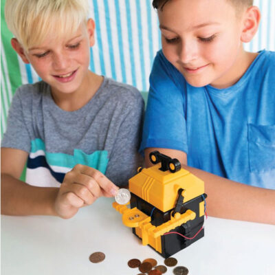 Kinderen met Spaarpot Robot