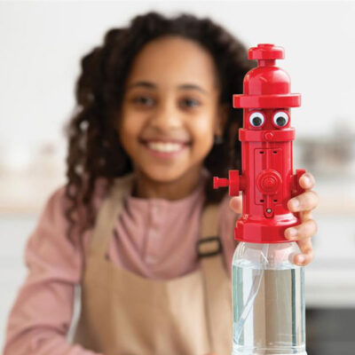 Kind met Hydrant Robot
