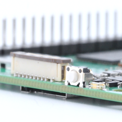 Close up van PCIe expansion connector met Onboard On/Off Switch op Raspberry Pi 5 8GB RAM