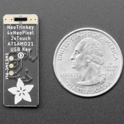 Adafruit Neo Trinkey SAMD21 USB-Stick 4 NeoPixel mit Münze zum Größenvergleich